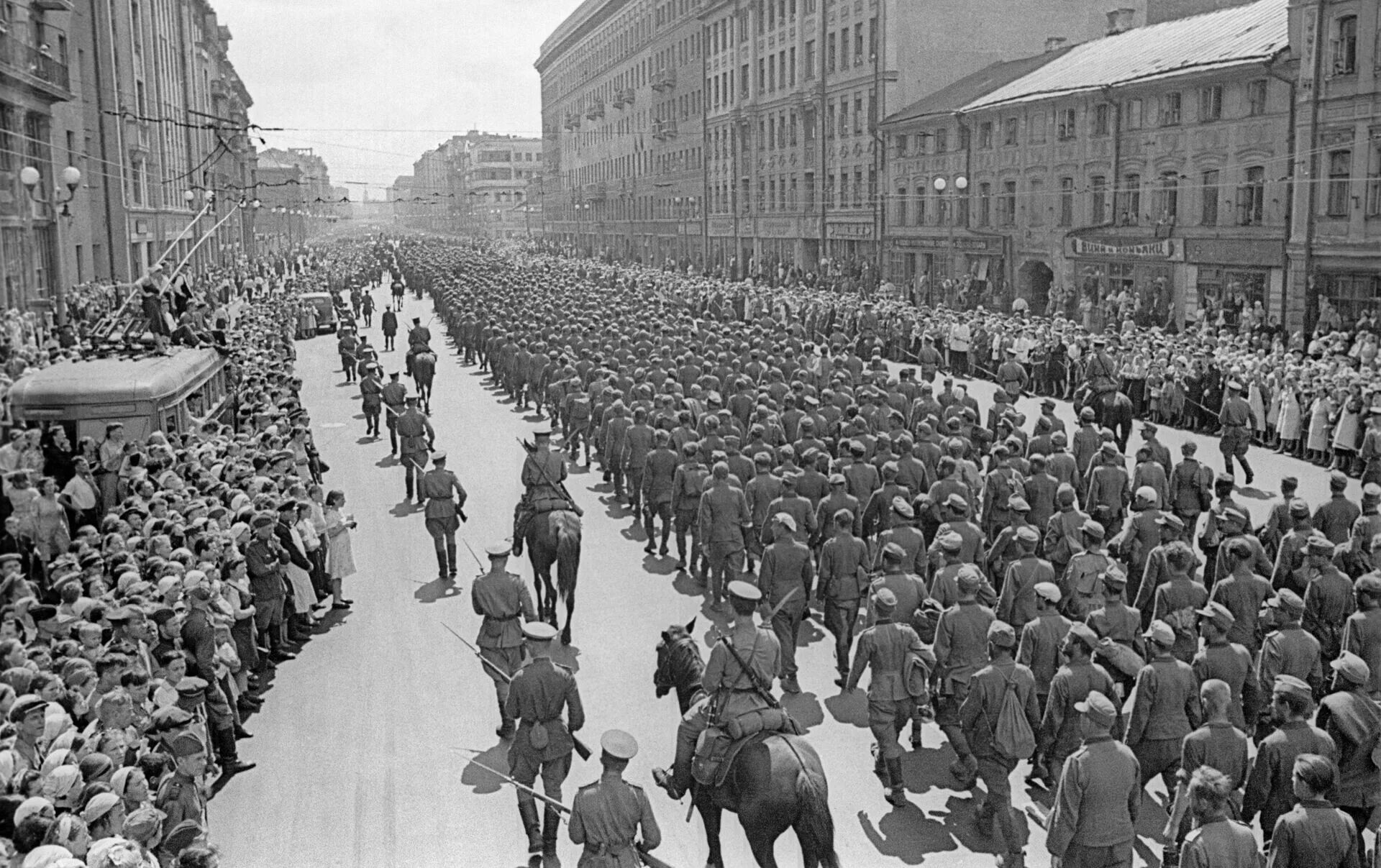 Фашисты были в москве. Парад военнопленных немцев в Москве 1944. 17 Июля 1944 парад военнопленных в Москве. Пленные немцы в Москве 1944. Шествие пленных немцев по Москве в 1944.