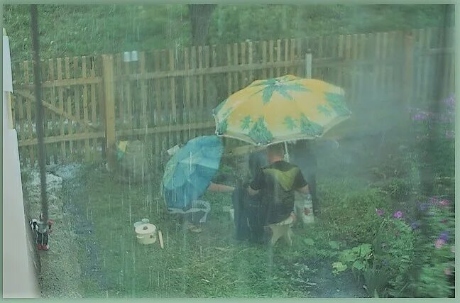 Работают во время дождя. Шашлыки под дождем приколы. Дождь на даче. Шашлык под зонтиком. Шашлыки на даче в дождь.