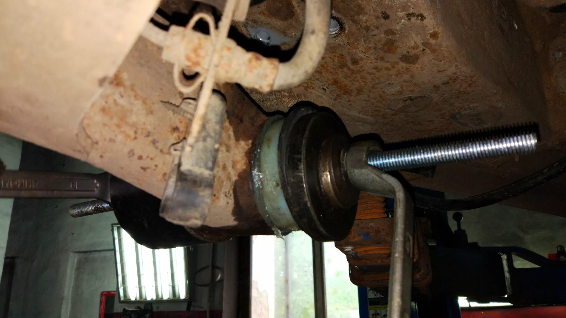 Замена задних сайлентблоков пежо. Сайлентблоки пежо 406. Сайлентблоки задней балки пежо 308. Сайлентблок задней балки пежо 307 артикул. Сайлентблоки задней балки peugeot 308.