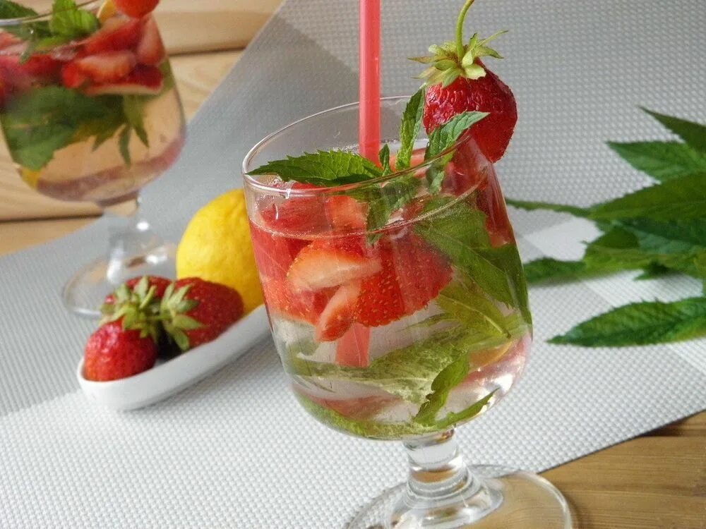 Лимонад клубничный мохито. Клубничный мохито безалкогольный. Лимонад клубника мята. Лимона клубника мята. Лимонад со льдом.