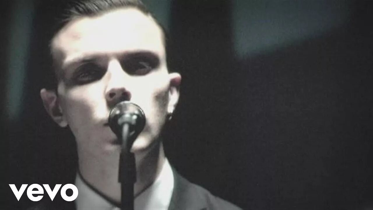 Hurts. Hurts 2022. Тео хатчкрафт. Песни хертс токсис. Группа hurts.