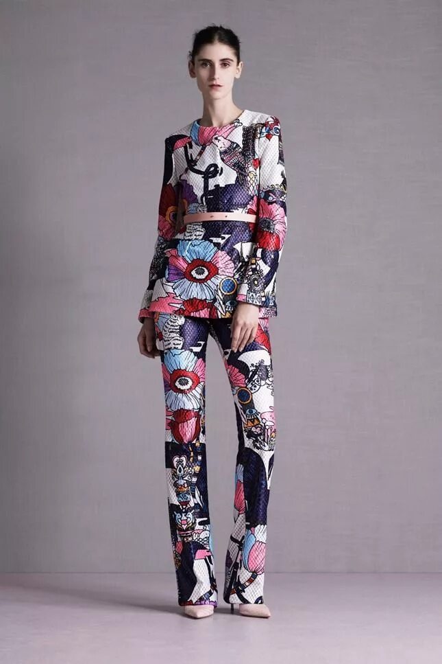 Летний брючный костюм с цветочным принтом. Спортивный костюм с цветочным принтом женский. Спортивный костюм женский в цветочек. Спортивный костюм женский с принтом. Спортивные легинсы и топ.