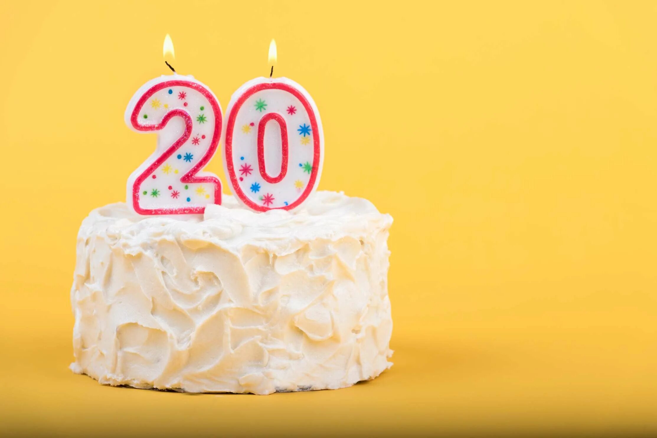 Двадцатилетие pax. Торт со свечами 20 лет. С днём рождения 20 лет. Торт со свечкой 30 лет. Тортик с 10 свечками.