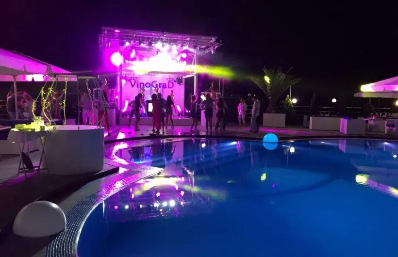 Rixos красная поляна ночной клуб. Ночной клуб плазма адлер. Риксос красная поляна ресторан. Виноград адлер ночной клуб. Клуб oscar сочи.
