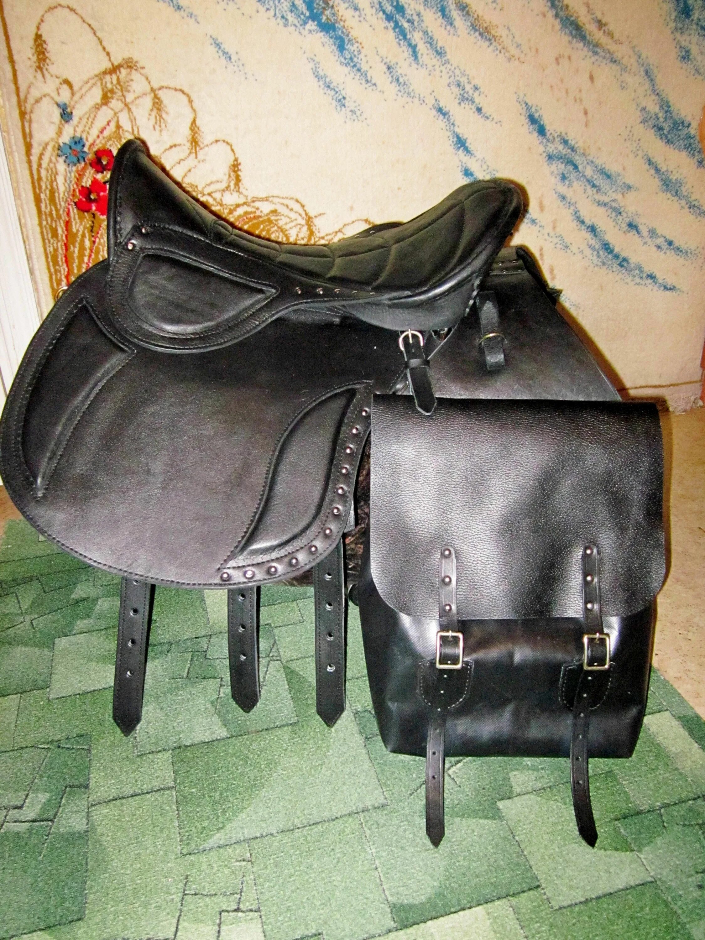 Переметные сумы. Кожаная переметная сумка. Седельные сумки для лошадей. Переметные сумки на лошадь. Сумка на седло лошади.