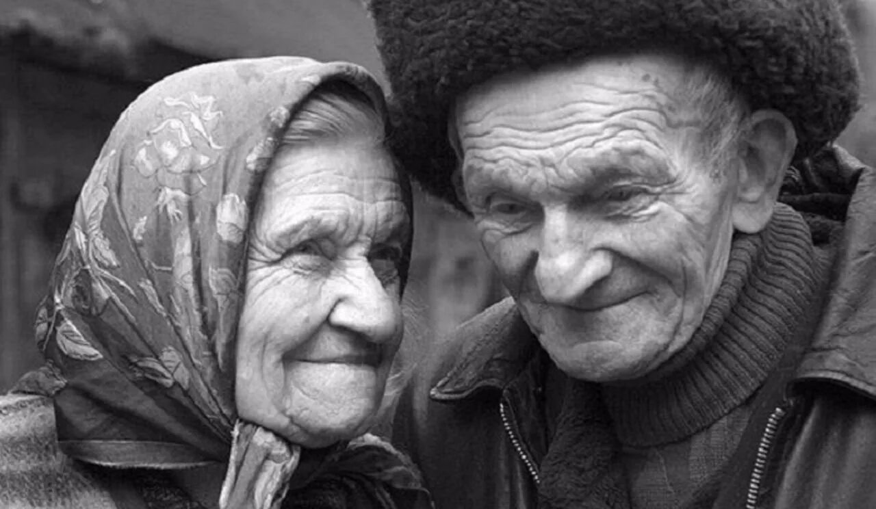 Среди старых людей больше. Пожилые люди. Пожилые родители. Старенькие бабушки и дедушки. Старый человек.