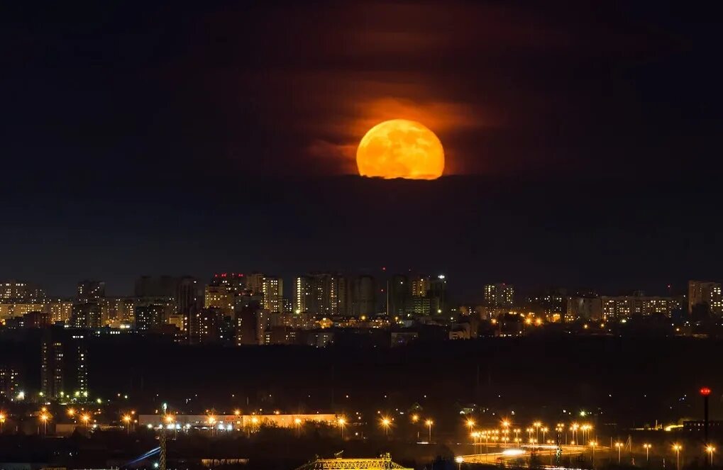 России луна сегодня. Луна над городом. Ночь над городом. Город на Луне. Полнолуние в городе.