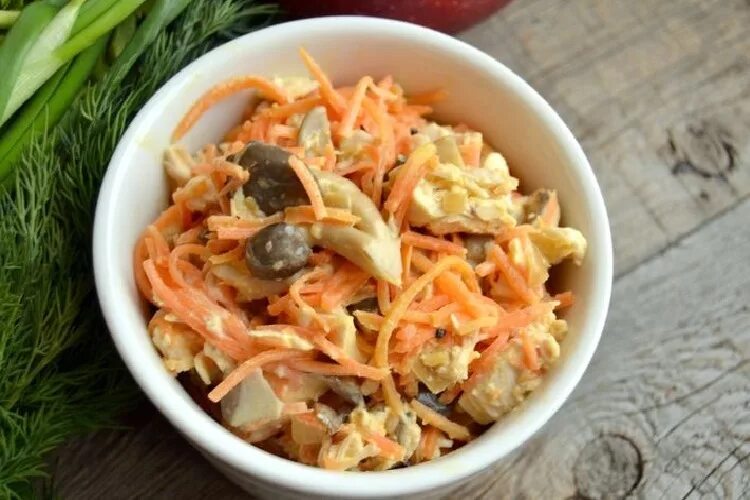 маринуют курицу с морковью. обжорка с корейской морковкой и курицей. салат с корейской морковью и грибами. салат с куриными желудочками. маринуют курицу с морковью.