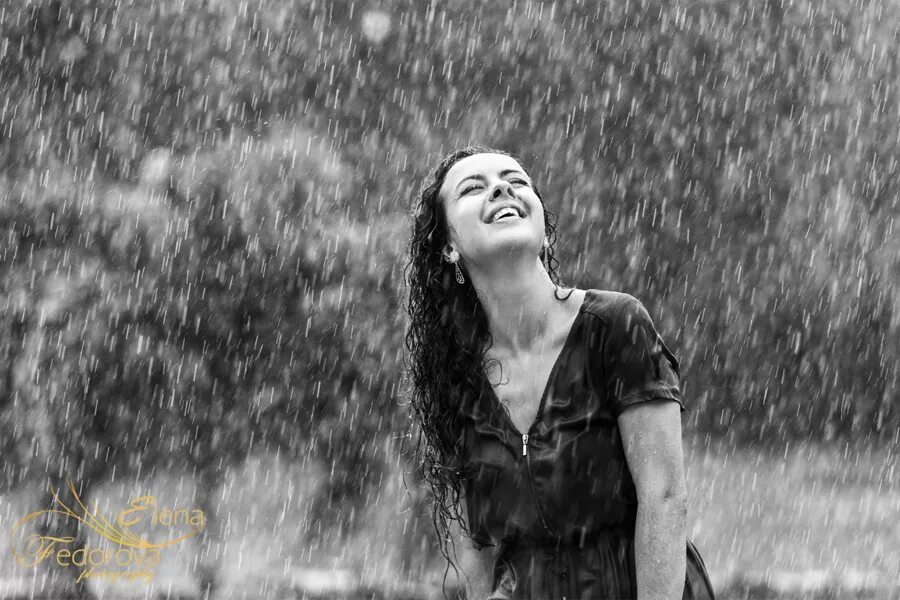 Ее лицо мокрое от слез улыбалось. Девушка плачет. Ольга ларионова художник гиперреализм. Красивые женские глаза. Барбара палвин дождь.