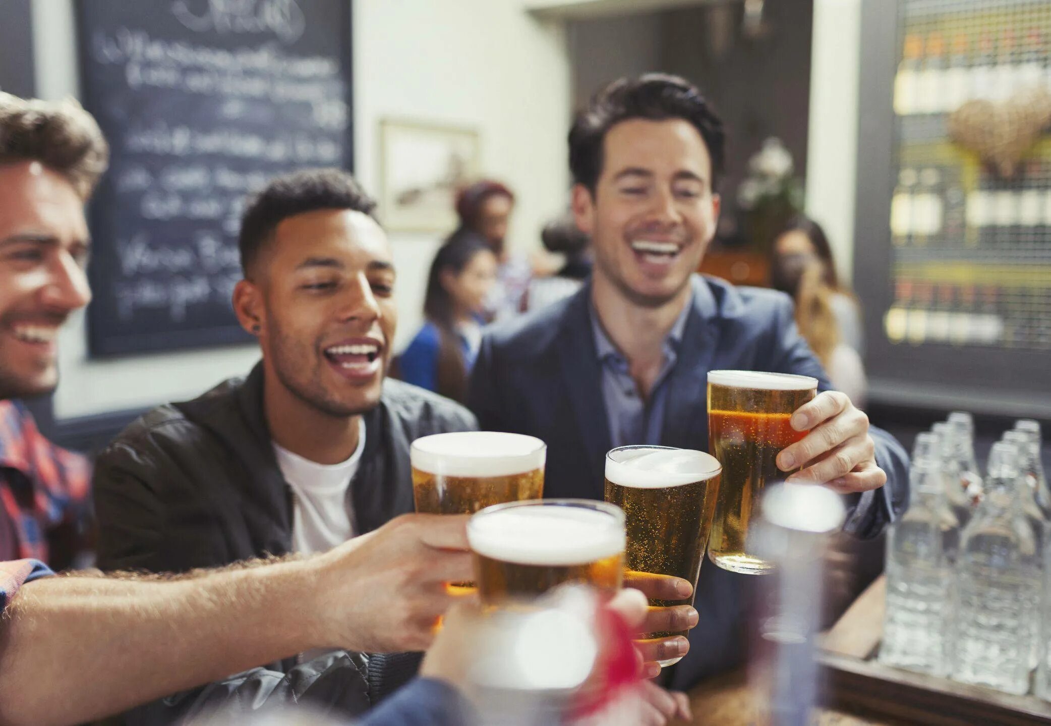 Что пьют в баре. Мужская компания в баре. Люди выпивают в баре. Пиво для друзей. Пьют пиво в баре.