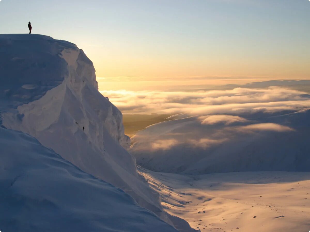 Абхазия горы высота. Напомнить гора. Напомнить гора. Человек на вершине. Напомнить гора.
