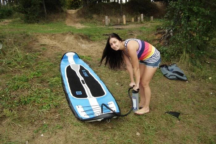 Как сдуть сап. Сдутый sup board. сап борд раздутая. девушка накачивает лодку. сап борд надувать.