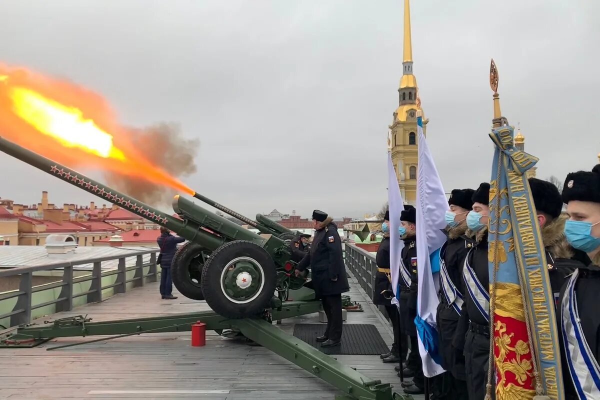 Петербург выстрелы. Пушка Нарышкина бастиона Петропавловской крепости. Полуденный выстрел пушки с Петропавловской крепости. Полуденный выстрел с Петропавловской крепости. Петропавловская крепость в Санкт-Петербурге выстрел из пушки.