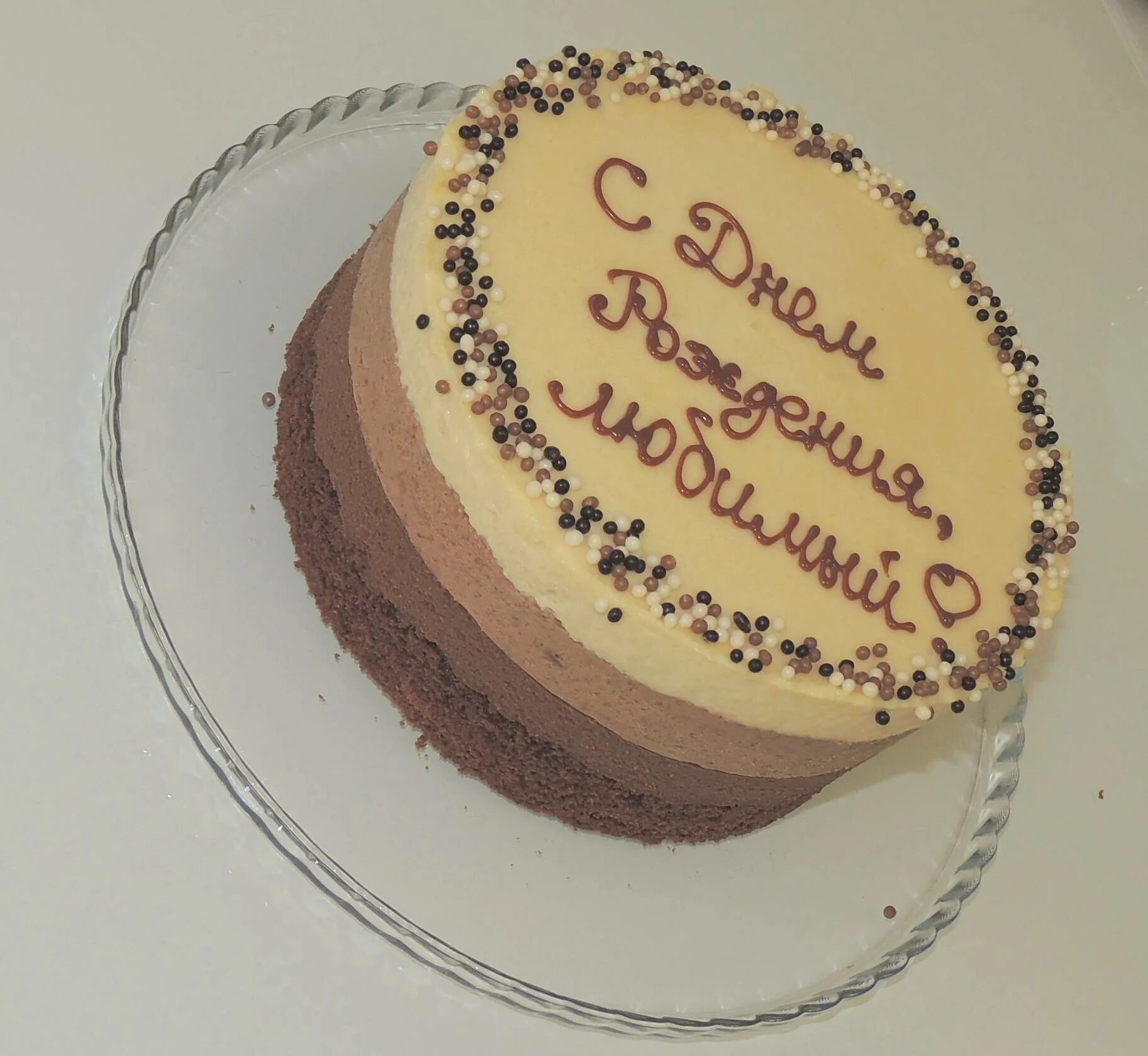 красивые надписи на торт. надпись на шоколадном торте. надпись на шоколадном торте. красивый шоколадный торт. торт птичье молоко красивый.