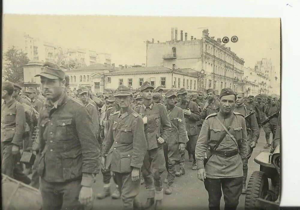 Плена москва. 17 июля 1944 парад военнопленных в москве. Марш пленных немцев по москве в 1944. Парад немцев в москве 1944. 17 июля 1944 парад военнопленных в москве.
