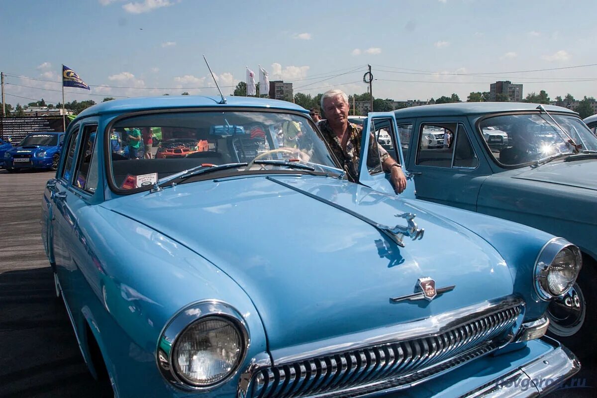 Купить новую машину в новгороде. Авто ретро Великий Новгород. Великая машина. Фото машин в Великом Новгороде. Купить авто в великих.