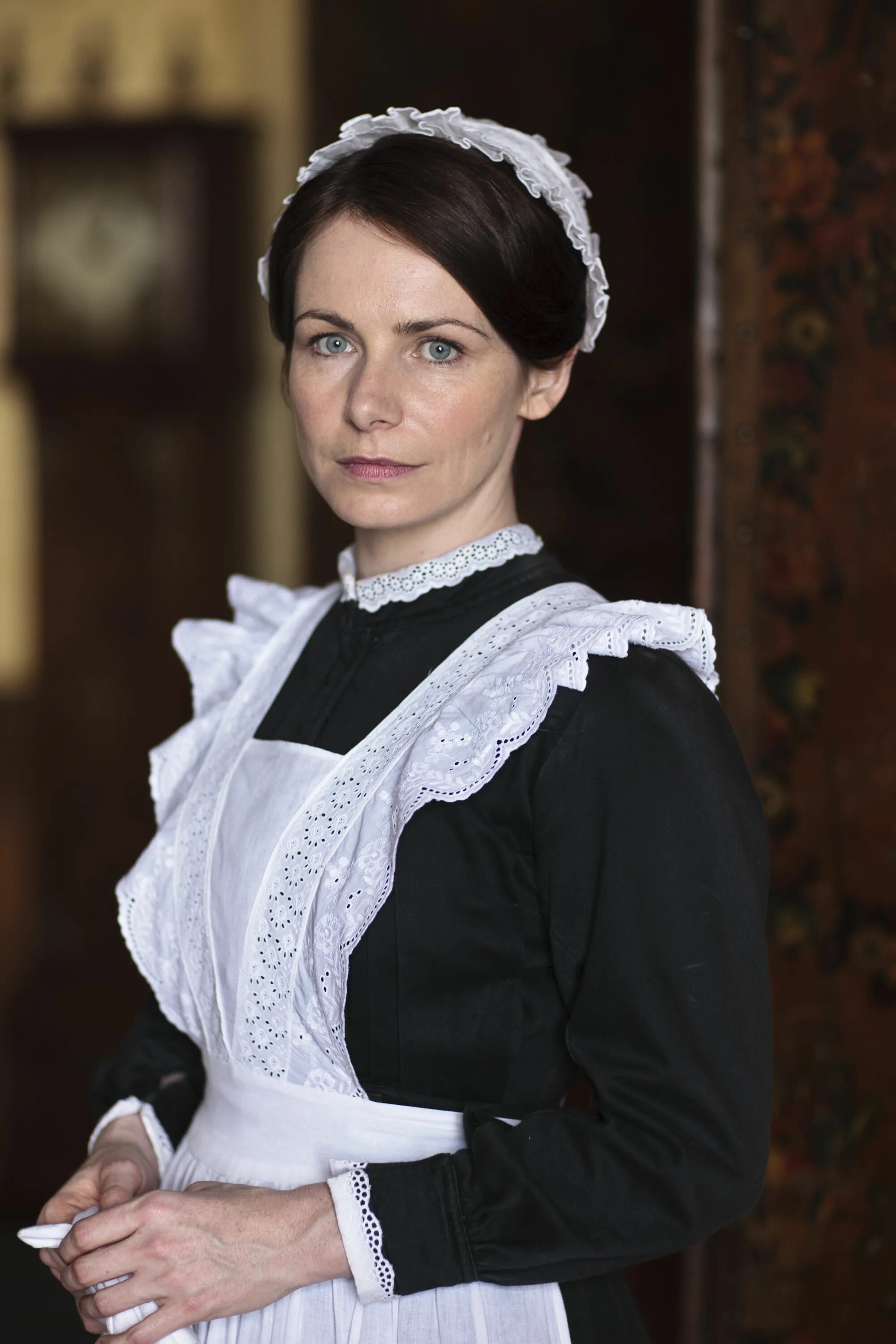 Maids daughter. Костюм служанки для девочки. Эвелин пауэлл коварные горничные. Ребекка высоки в отчаянных домохозяйках. Maids daughter.