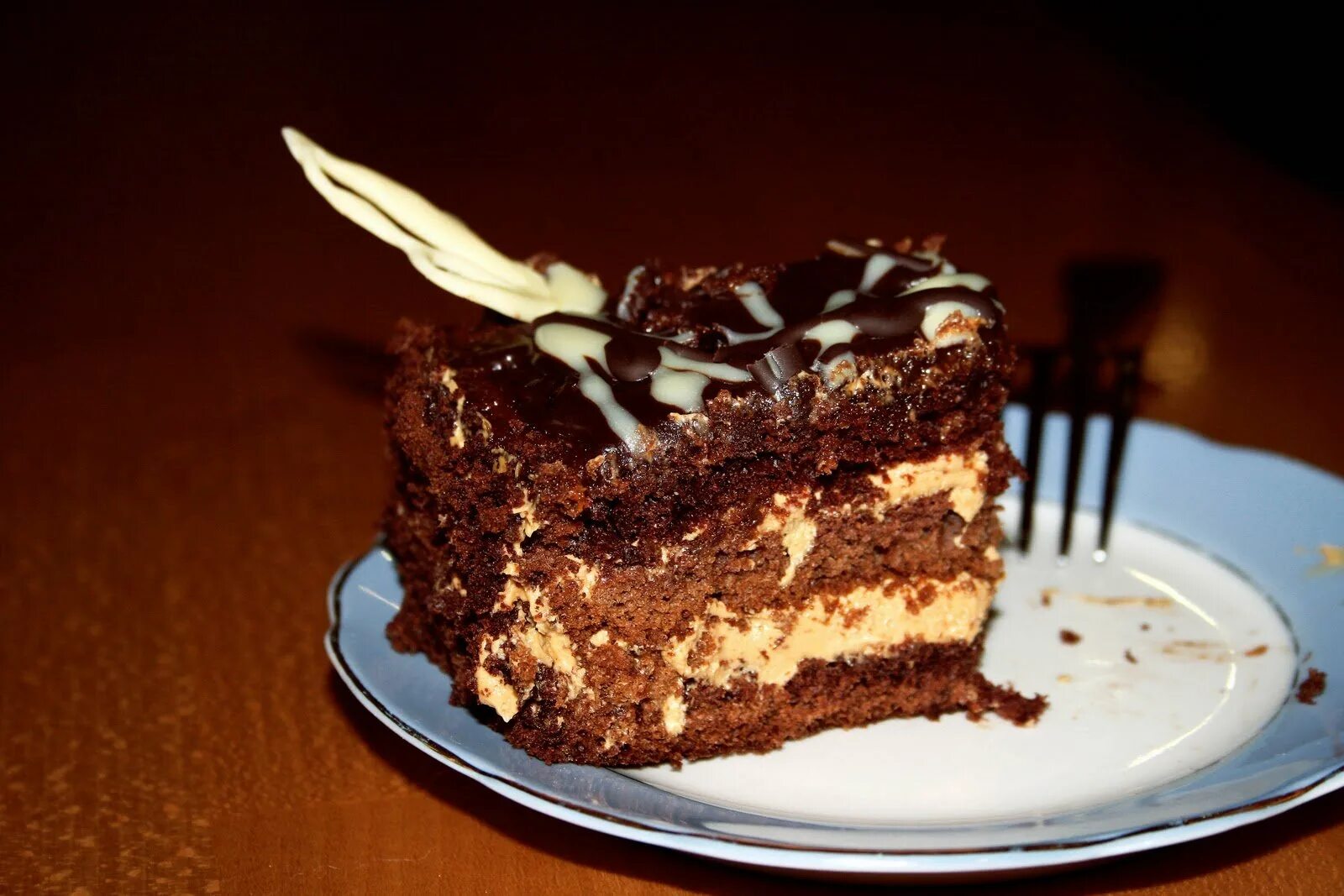 торт со сгущенкой в разрезе. чёрный принц торт на молоке. торт пеле белореченский. торт из черного хлеба. торт черный принц в разрезе.