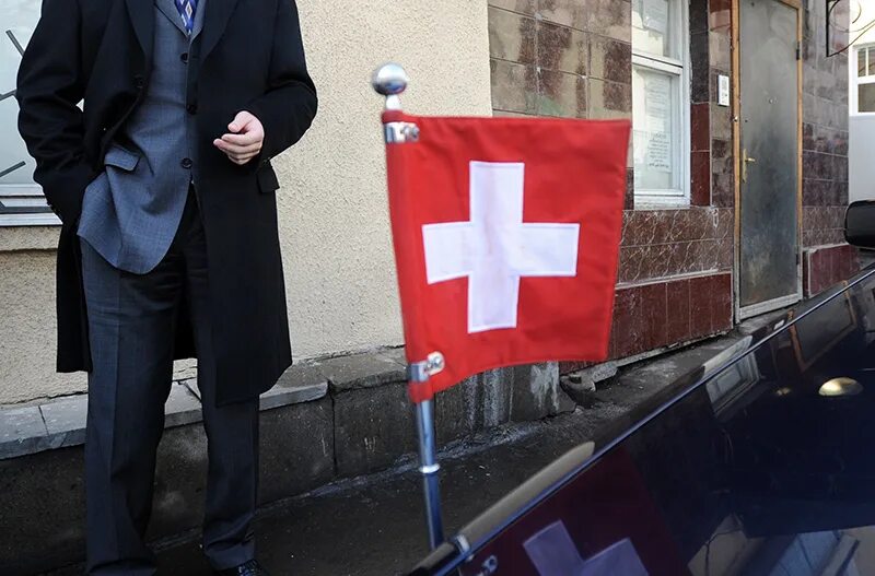 Флаг Швейцарии. Экономика Швейцарии. Россия Швейцария. Швейцария российские Активы. Швейцария против санкций