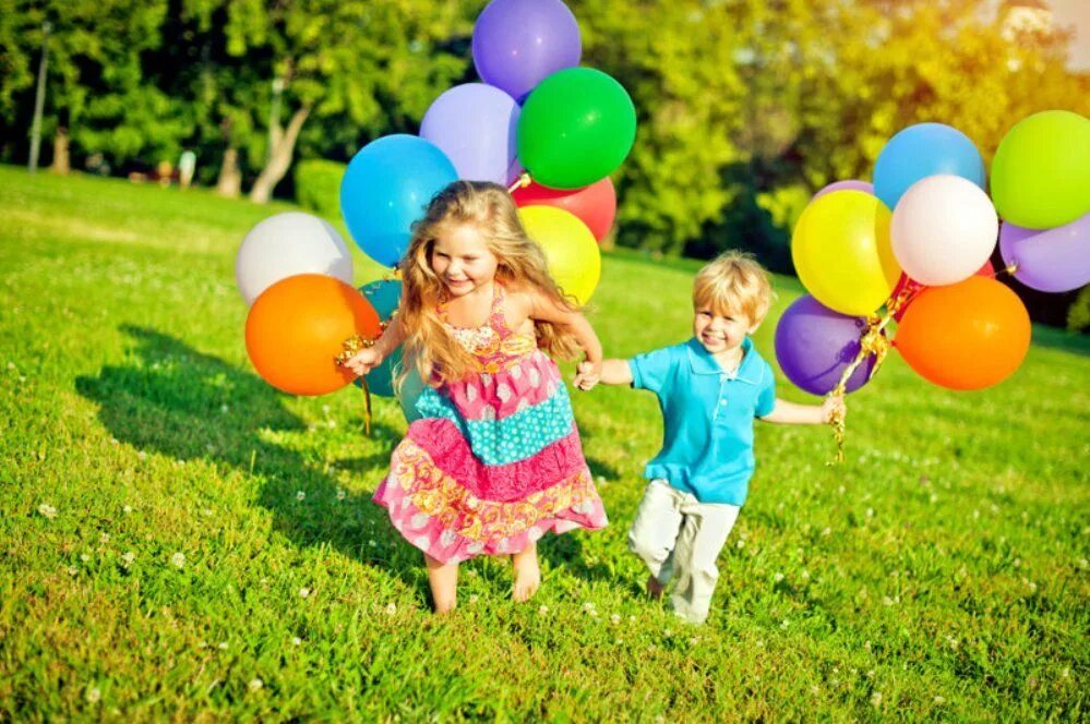 Лето в шаре. Воздушные шары для детей. Дети с воздушными шариками. Лето дети. Фотосессия с воздушными шарами.