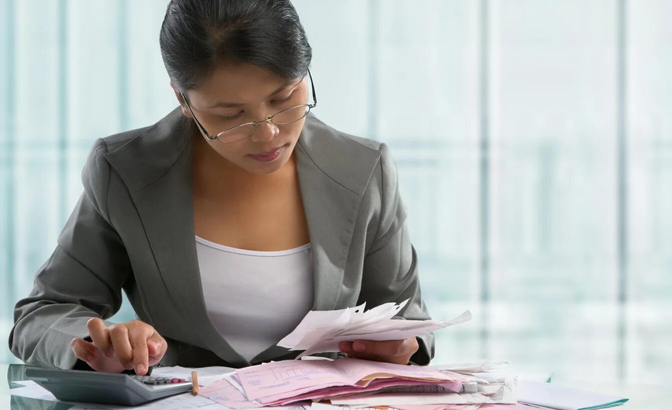 Бухгалтерский учет и аудит иконка. Ревизоры аудиторы. Иллюстрация на тему аудит. Проверки бизнеса. Аудитор.