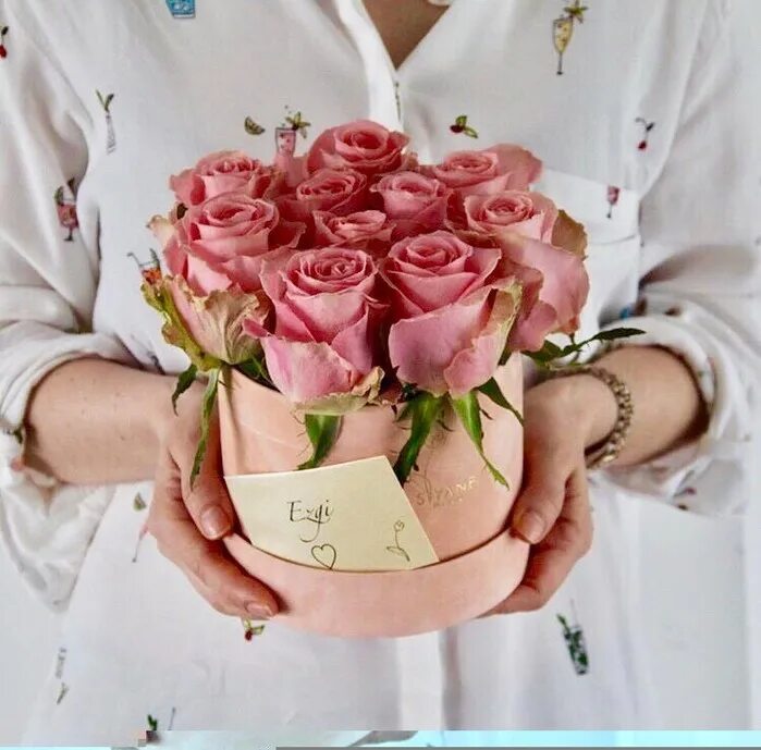 Ты радостью цвети. Цветы для себя. Нежный букет в руках. Нежный розовый букет комплимент.