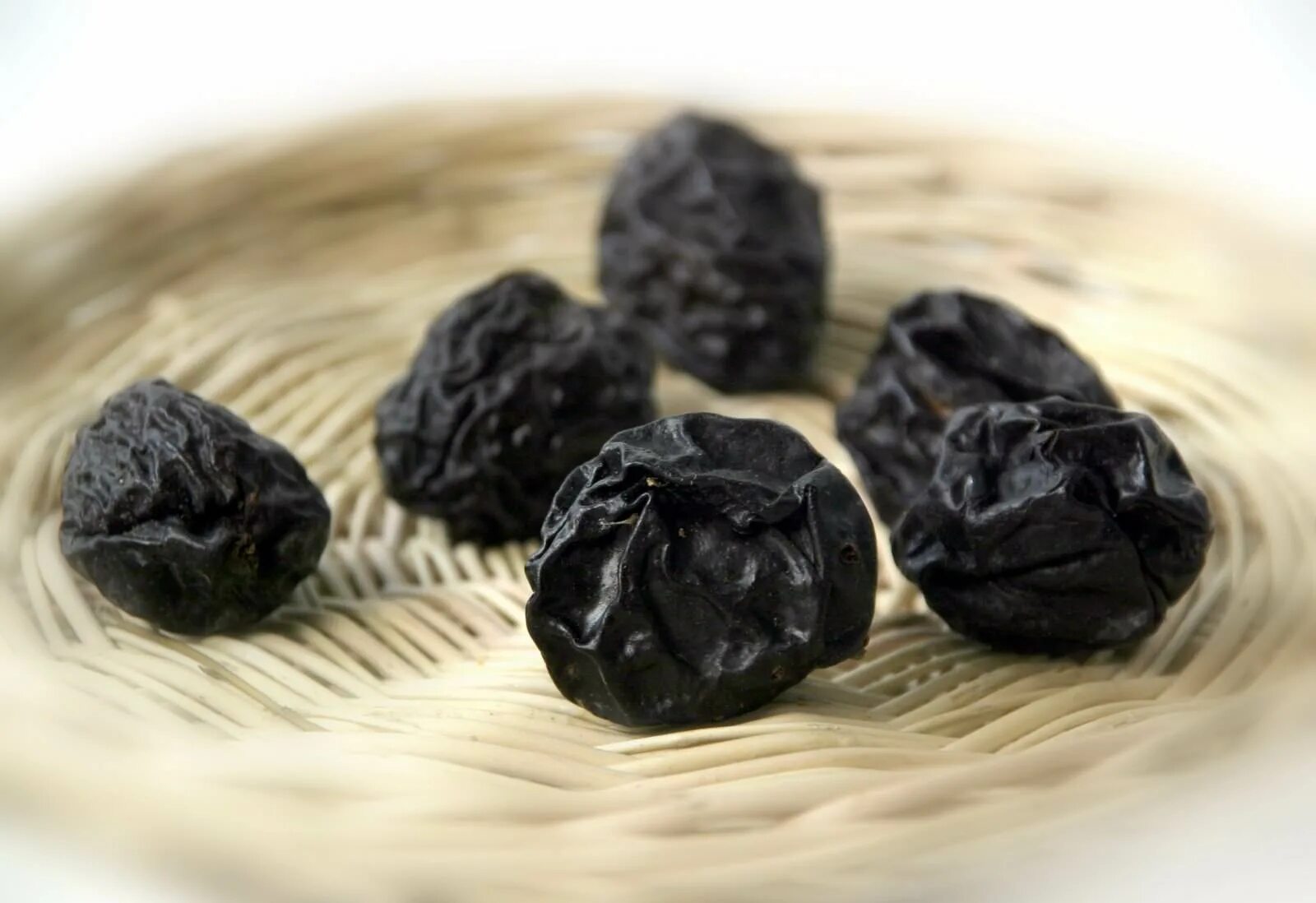 чем полезен чернослив. слива полезные свойства. чем полезен чернослив для человека. чем полезен чернослив. полезные свойства сухофруктов.