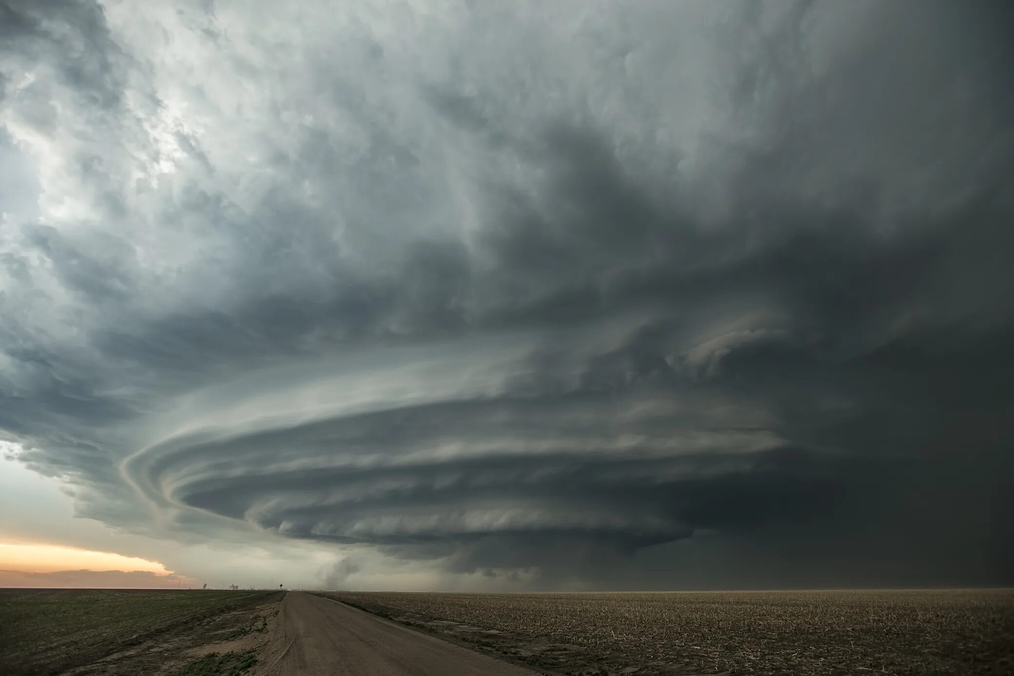 Storm chaser. Tornado chasers. Охотники за торнадо. Охотники на торнадо. Storm crew 2003.