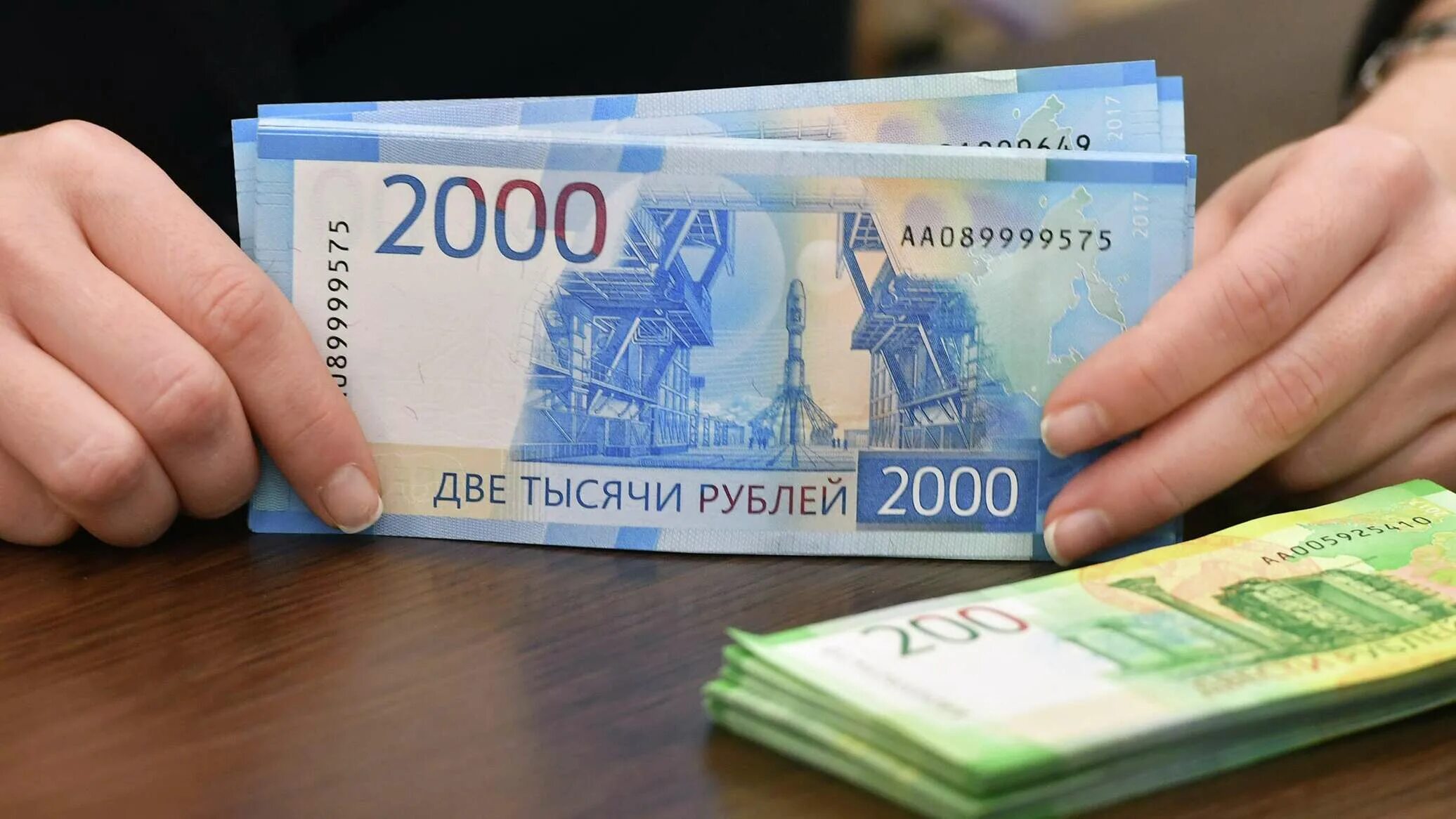 2000 Рублей. 200 И 2000 рублей. 2000 Рублей фото. Фальшивые купюры 2000 рублей.