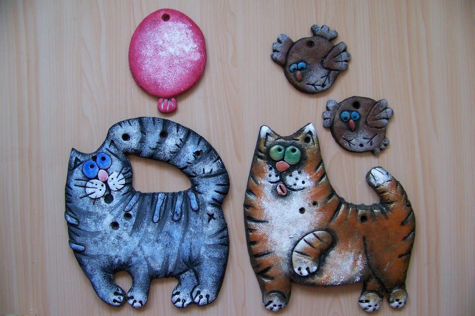 Фигурки из соленого теста фото. Поделка из соленого теста символ года. Соленое тесто разукрасить. Котенок из соленого теста. Соленое тесто разукрасить.