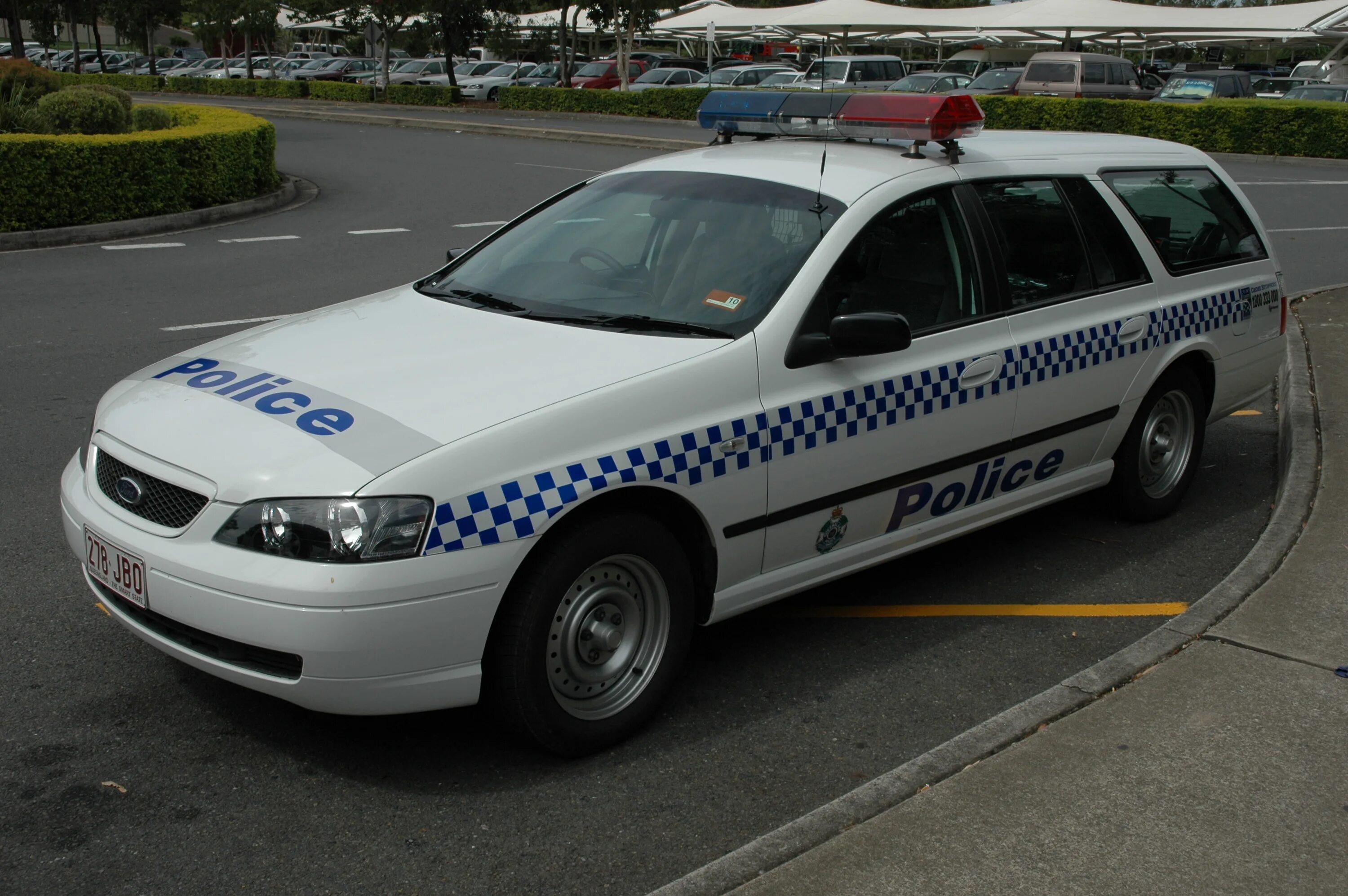 Полицейская машина 7 букв. Ford Police 2000. Машина "полиция". Полиция Бразилии машины. Полиция на транспорте.