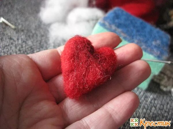 Сердечко из шерсти. Сердце из шерсти валяние. Сердце из шерсти. Валяние сердечка. Валяное сердечко.