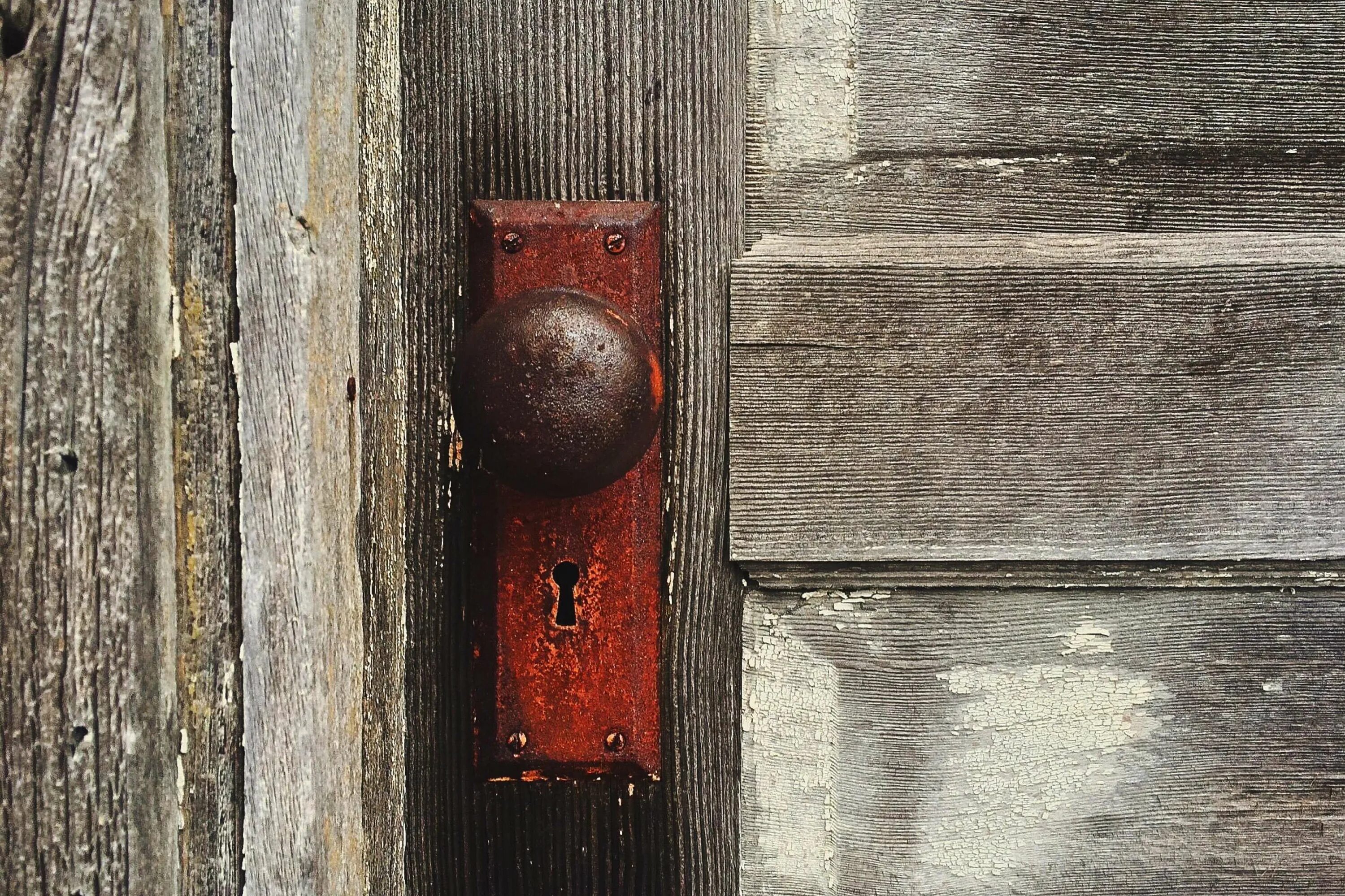 Запертая дверь. Закрытая дверь. Старая дверь. Дверь с замочной скважиной. Запирает дверь на ключ