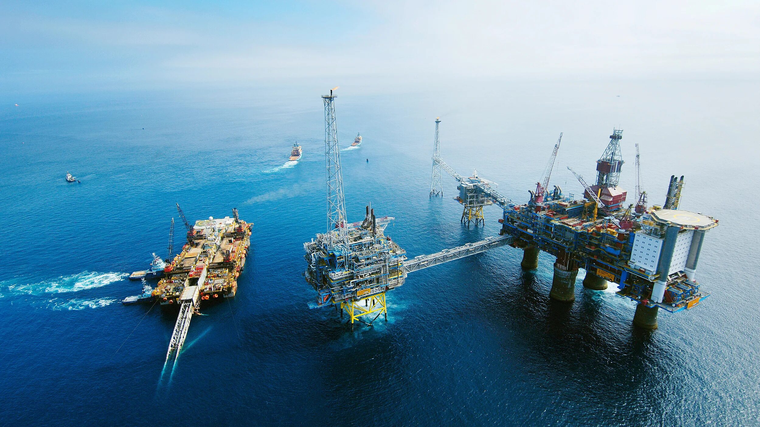 Ресурсы в море добыча. Норвегия нефтедобыча. норвегия добыча нефти и газа. норвегия шельфовые месторождения. нефтедобыча в северном море.
