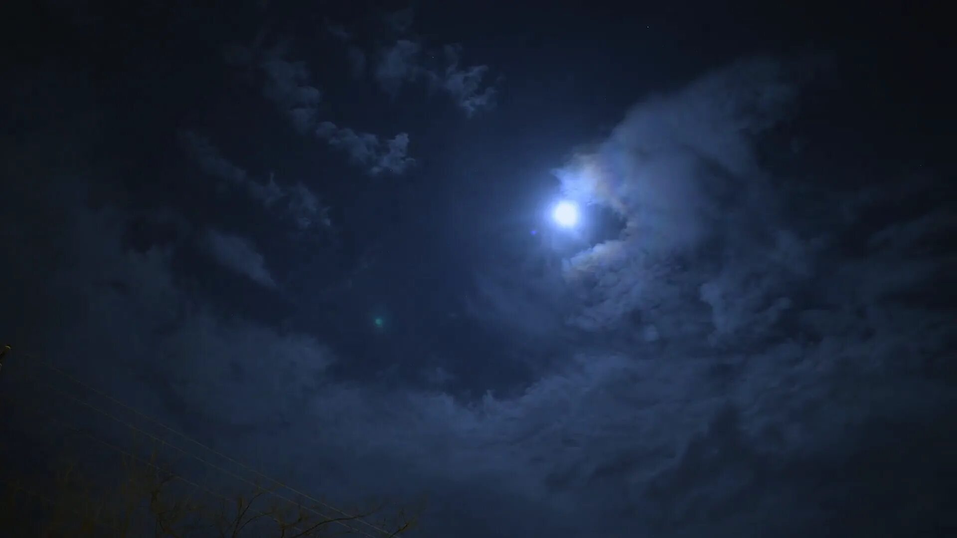 Облако читать 97. Мутная Луна. Луна на мутном небе. Луна на мутном небе фото. Ночное небо с луной в облаках фото на рабочий стол.
