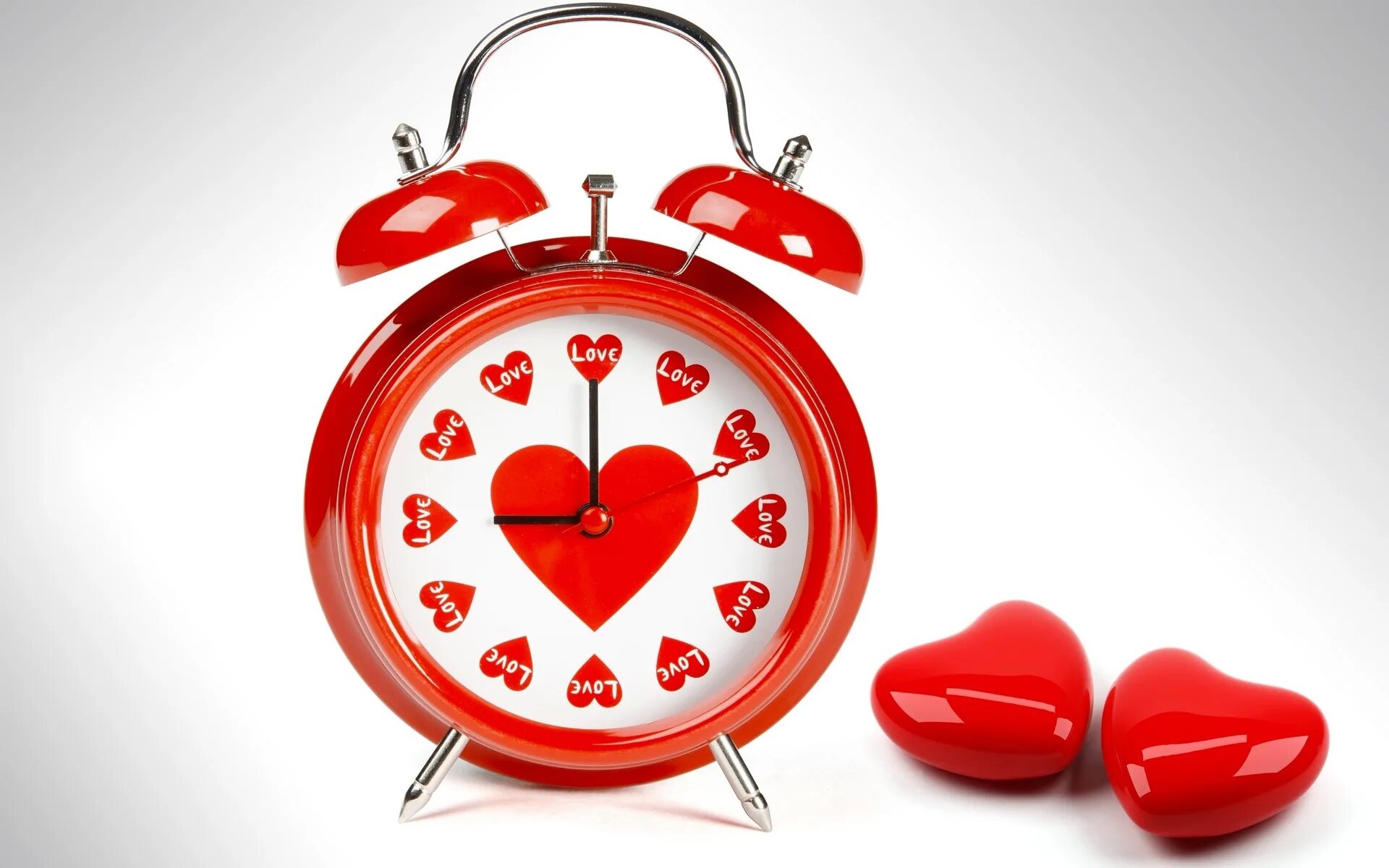 В свободное время люблю. Часы "сердце". Красные часы с сердечком. Красный будильник. Часы любви.