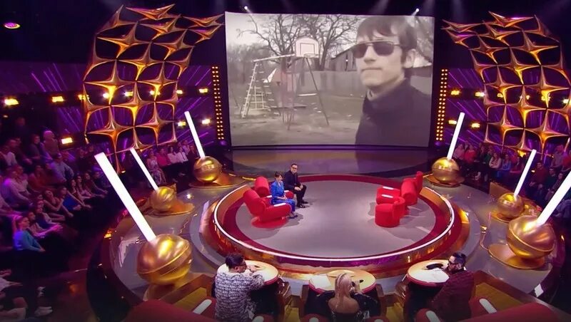 Шоу конфетка песня елки. Елка на палочке. Женское шоу на тнт. Шоу конфетка. Леденец елочка.
