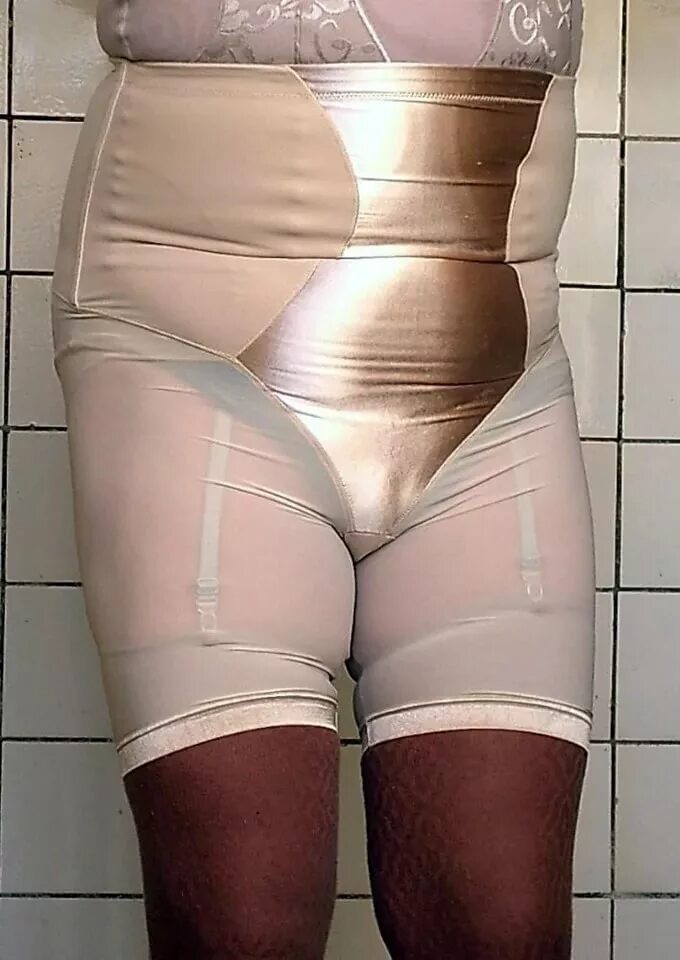 панталоны и чулки. панталоны и рейтузы. прозрачные панталоны женские. женщины в рейтузах. женщины в панталонах и чулках.