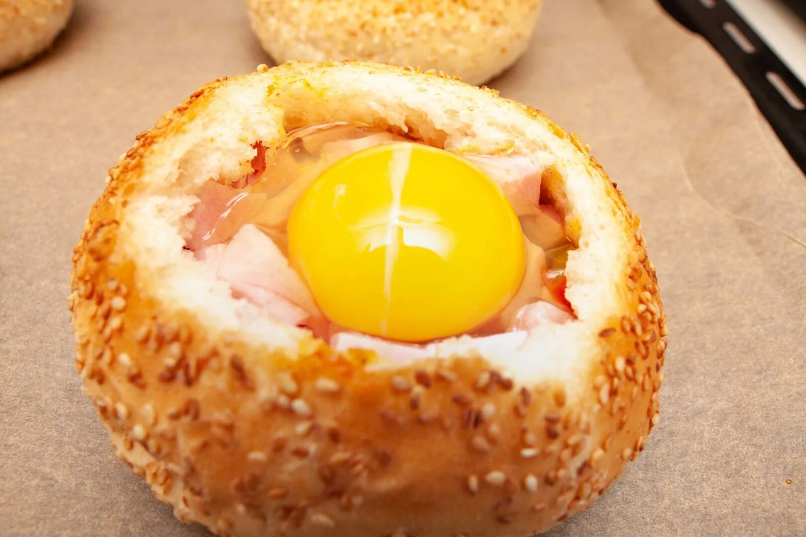 Запеченные яйца. Булочка с яйцом. Яичница в булочке. Яйцо в булочке в духовке. Завтрак в булочке с яйцом.