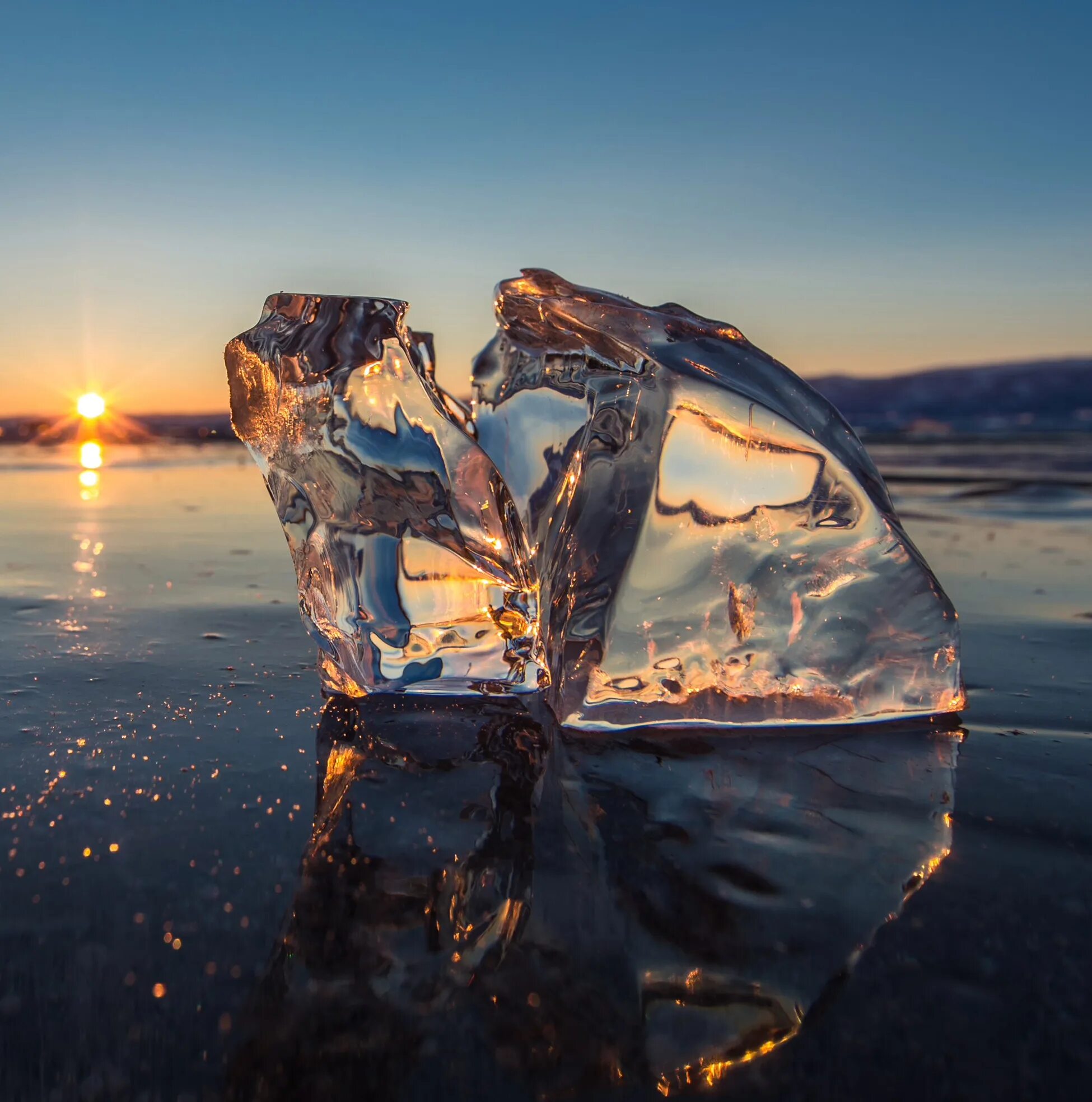 Лед Байкала. Прозрачный лед Байкала. Озеро Байкал прозрачный лед. Озеро Байкал зимой прозрачный лед.