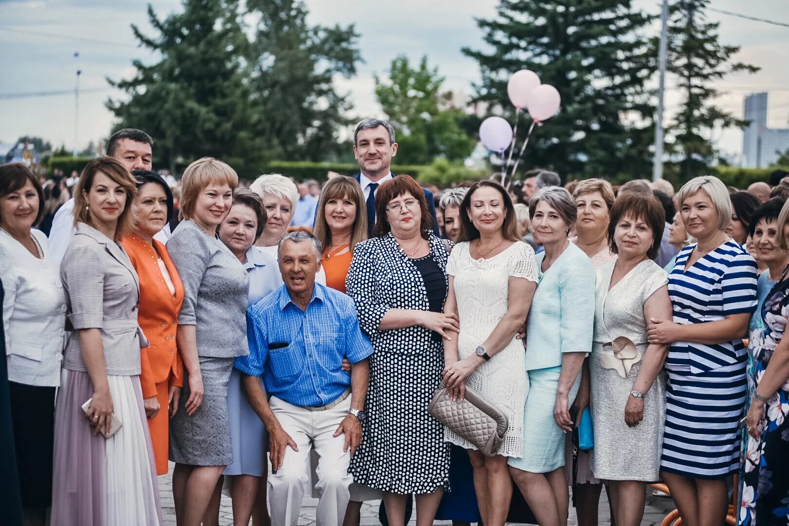 Выпускной вечер родители. Родители на выпускном. Выпускной в школе с родителями. Выпускник школы с родителями. Родители на выпускном в 11 классе.