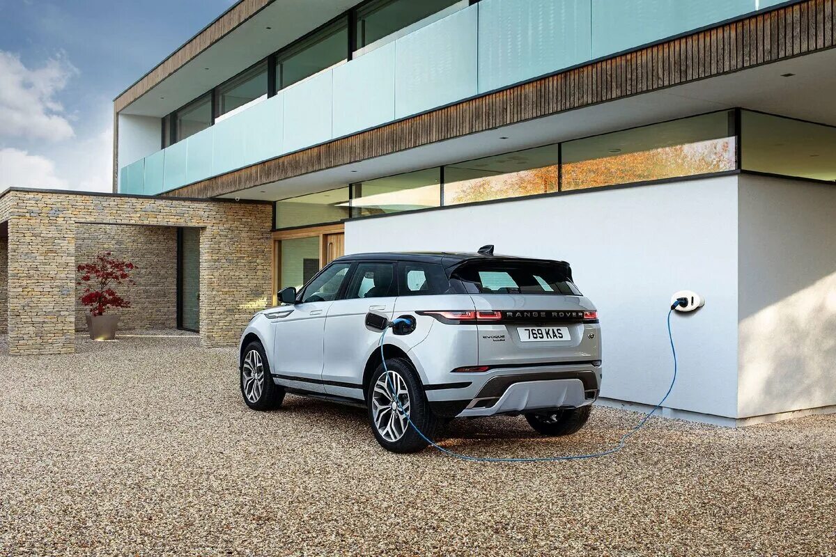 Рендж гибрид. Рендж Ровер Эвок. Range Rover Evoque Sport. Land Rover Evoque 2020. Range Rover PHEV 2021.
