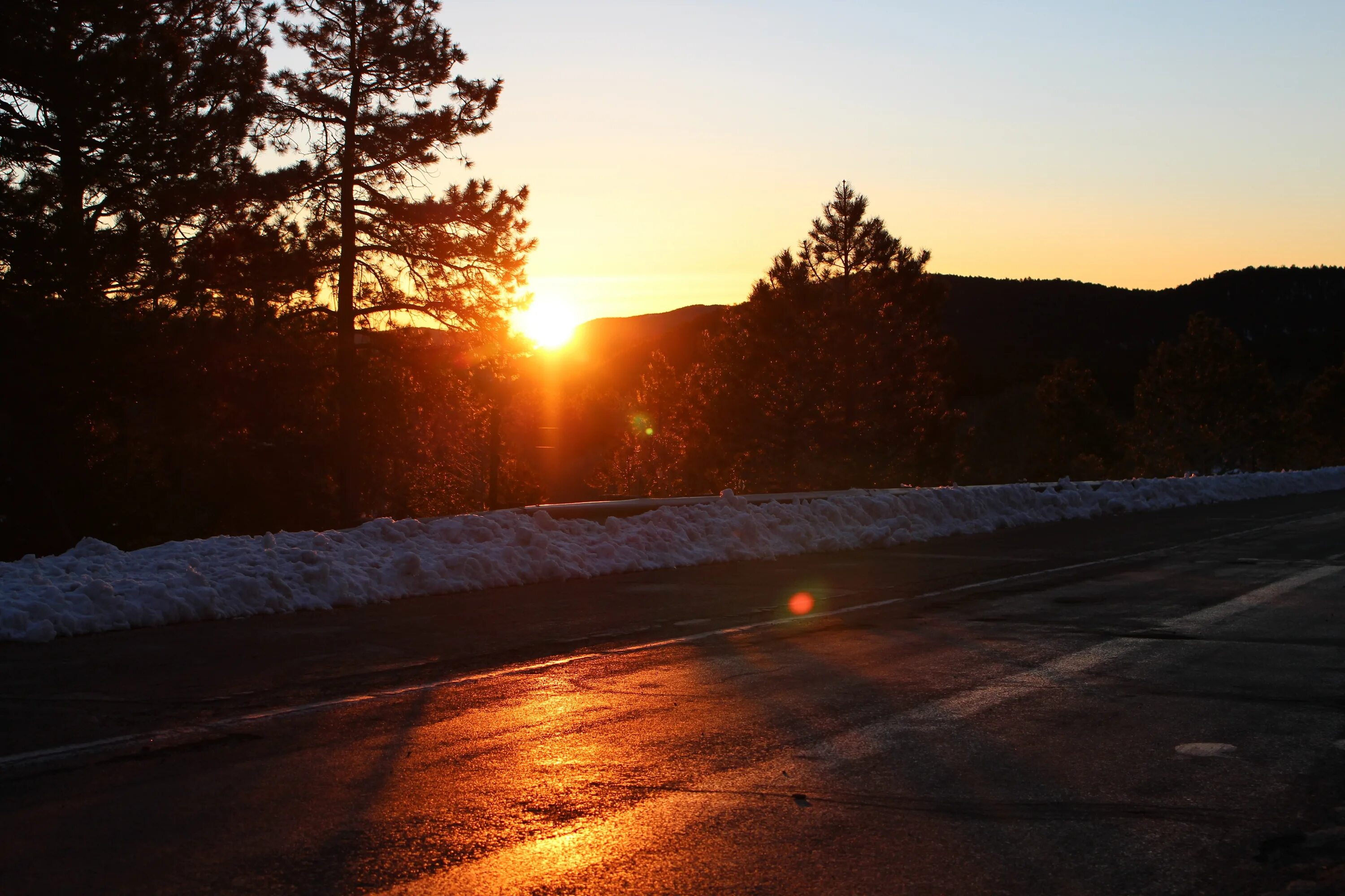 Зимняя дорога. Дорога закат. Зимняя дорога солнце. Рассвет в дороге зимой.