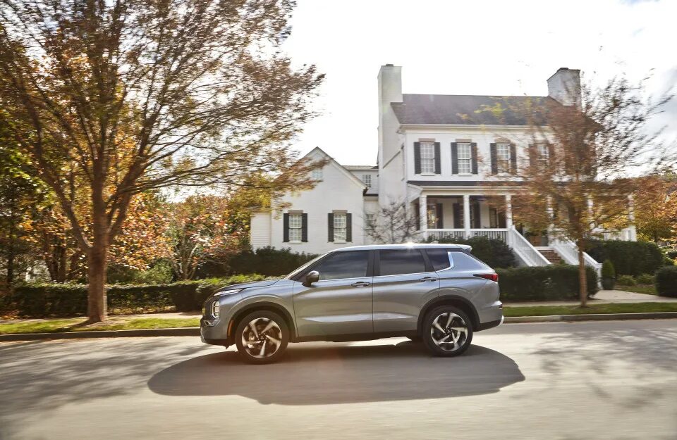 Mitsubishi outlander 2022. Митсубиши аутлендер 2022. Новый mitsubishi outlander 2022 года. Митсубиси аутлендер 2021. Новый mitsubishi outlander 2022.