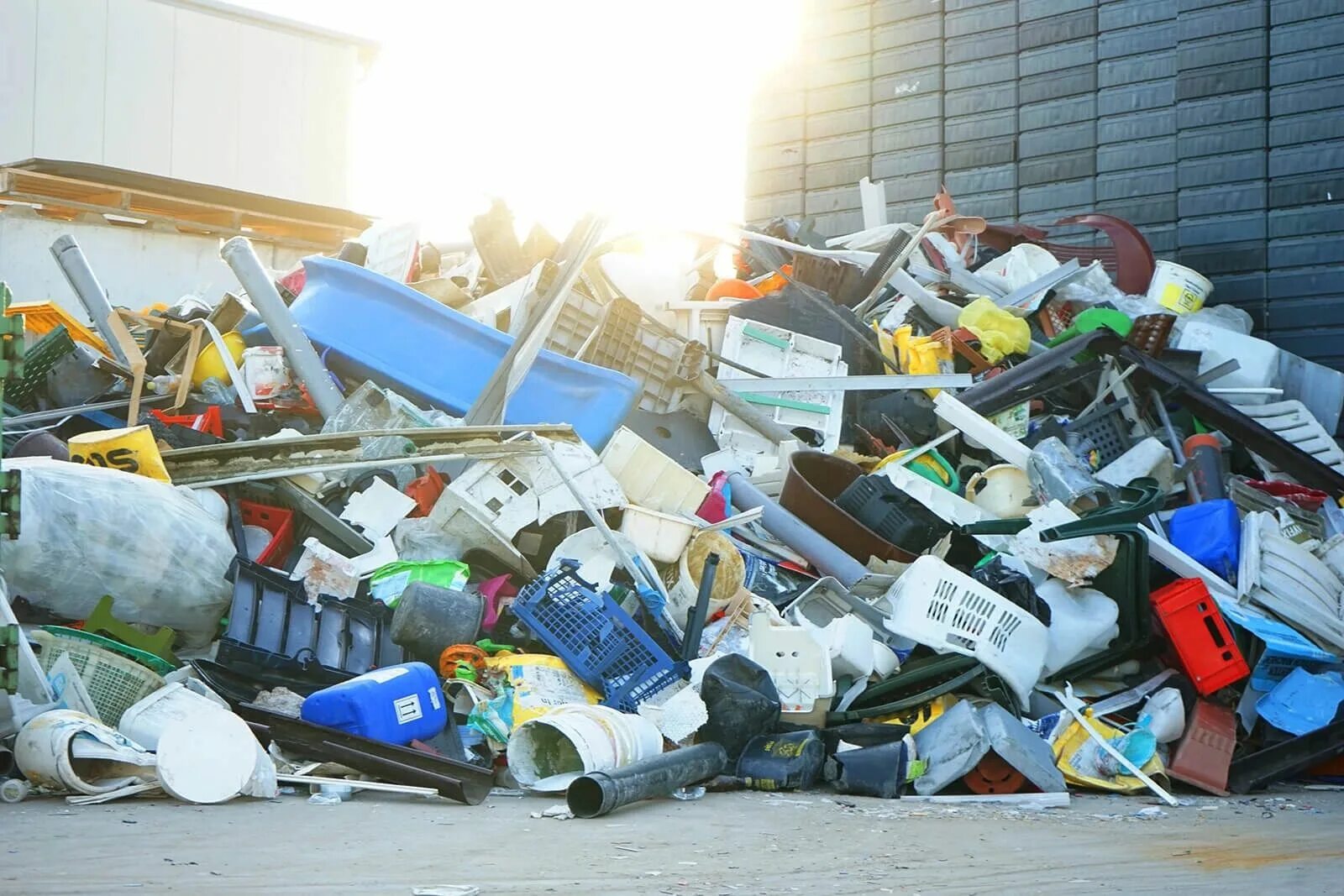 Лом и отходы изделий из полиэтилена. Пластик отходы канистры. Отходы литников полимеров. Лом и отходы изделий из полиэтилена. Лом и отходы изделий из полиэтилена.