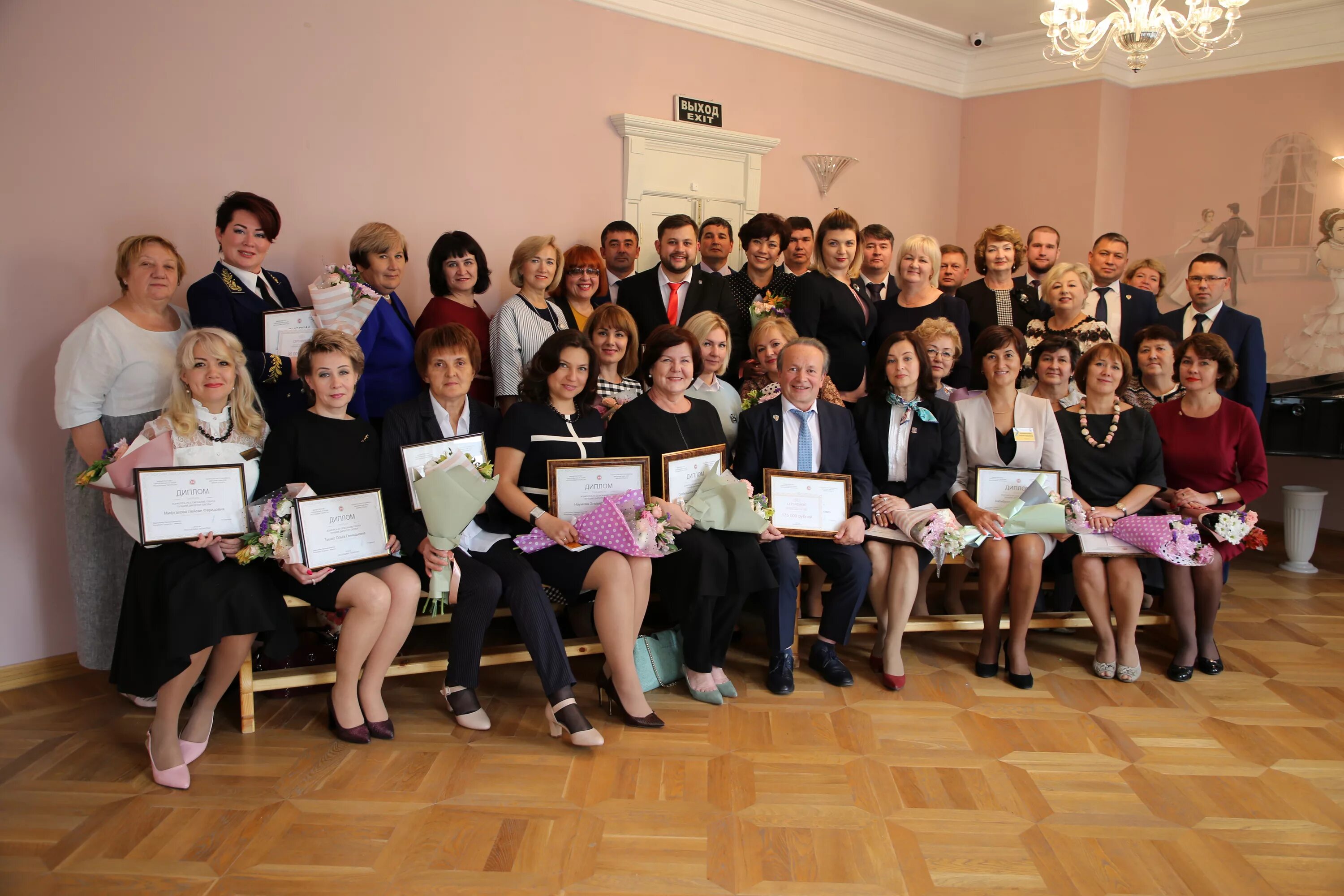 Директор гимназии 1 чистополь. Хузин рустем ниязович набережные челны. Школа 19 набережные челны директор. Директор школы 58 набережные челны. Директор лениногорского нефтяного техникума.