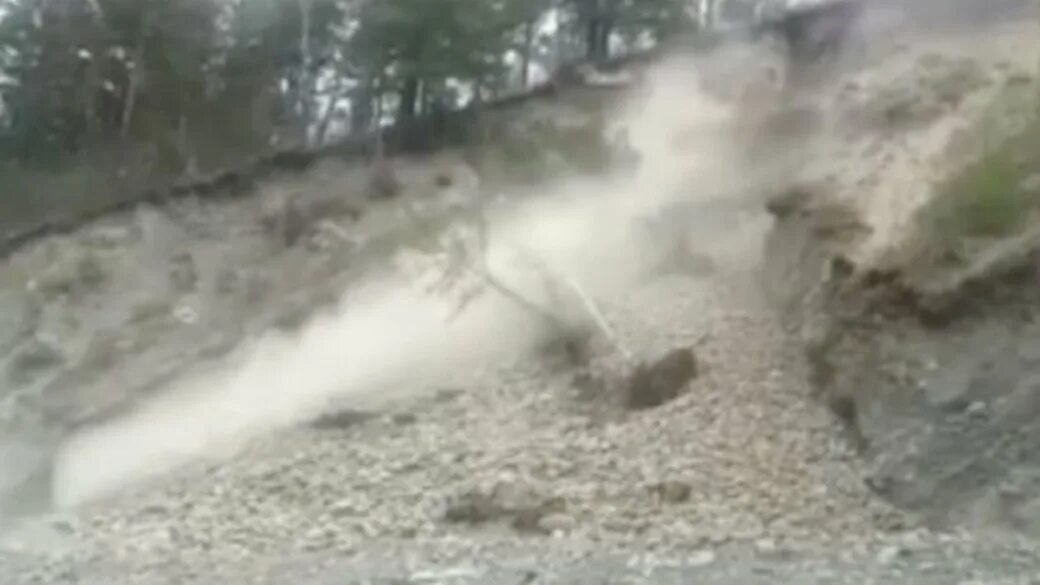 Камнепад в горах. Камнепад на алтае 2024. Камнепад на алтае 2024. Обвал камней. Алтай 2023.