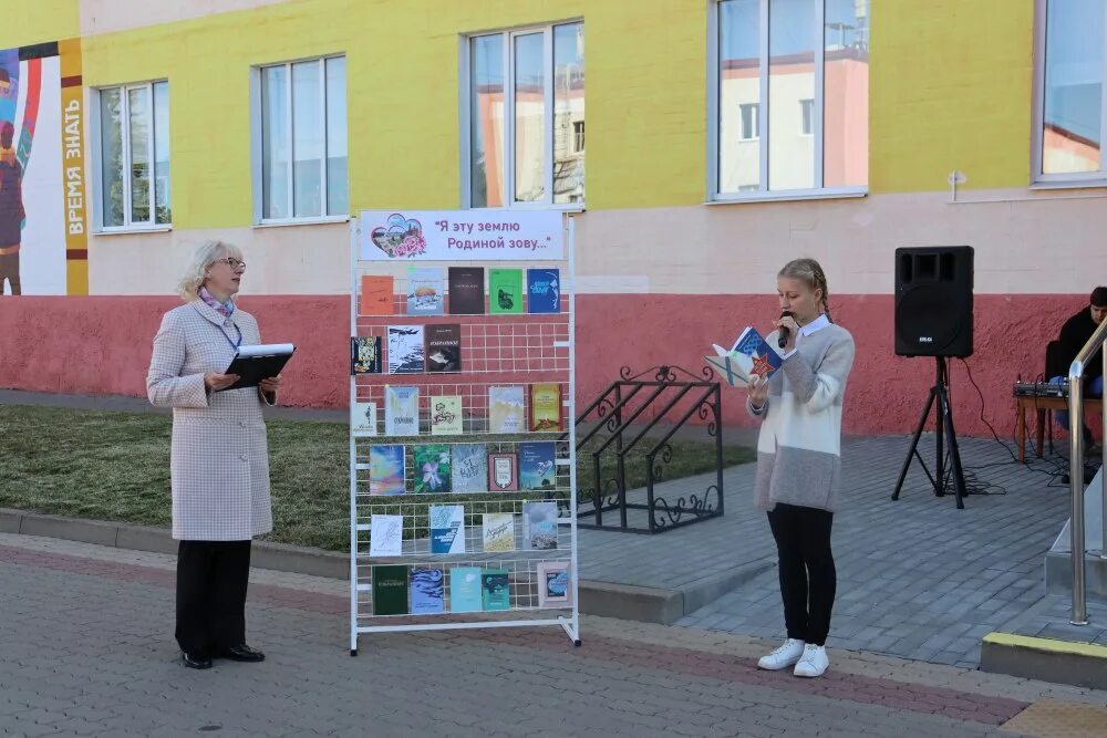 Молодежь в парке. Загс г строитель яковлевский район белгородская область. Город строитель белгородская область. С праздником яковлевский район. Парк роз белгород строитель.