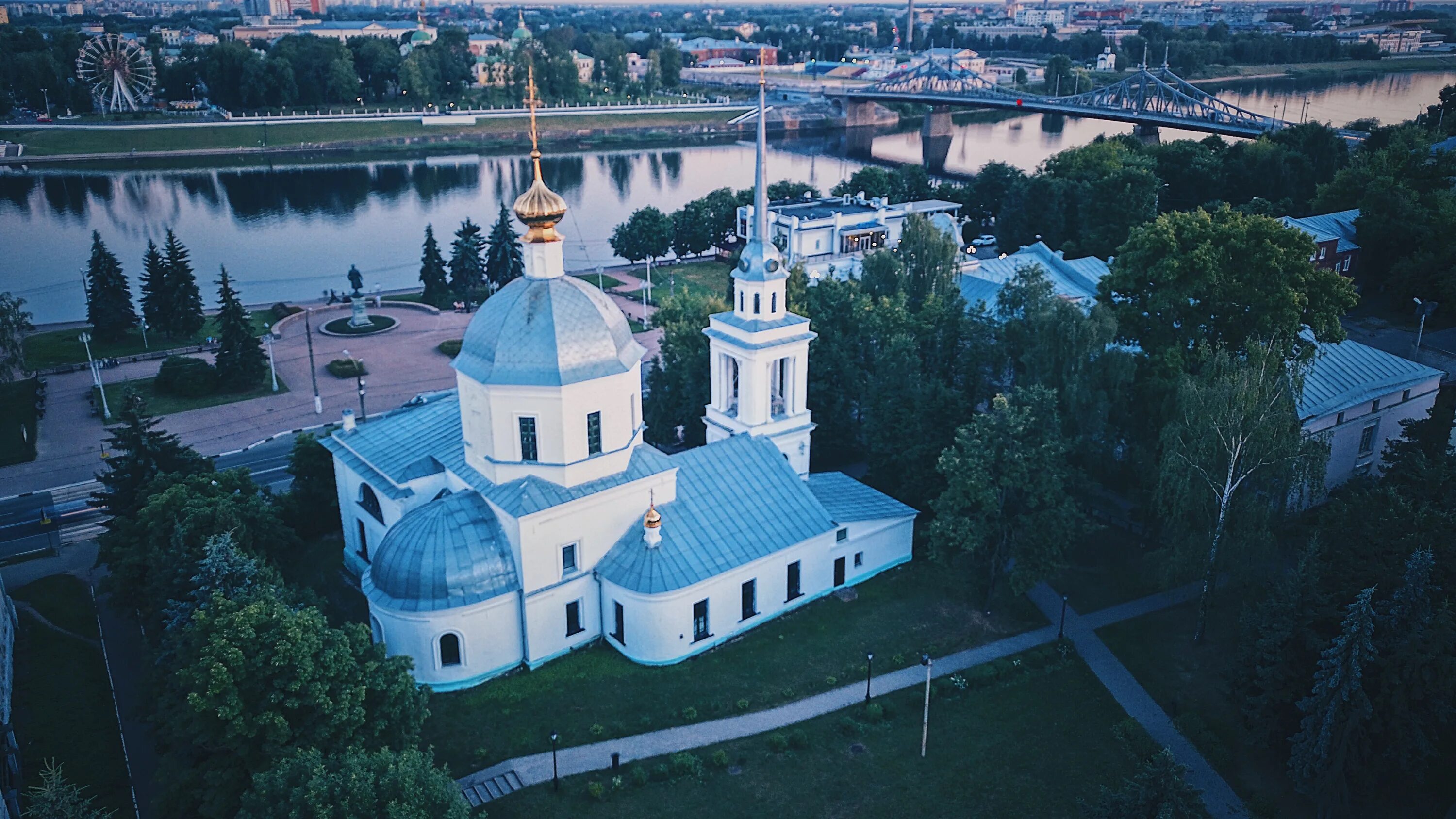 Установить г тверь. Воскресенская церковь тверь. церковь трех исповедников тверь. храм на набережной афанасий никитина тверь. тверь вид на храм.