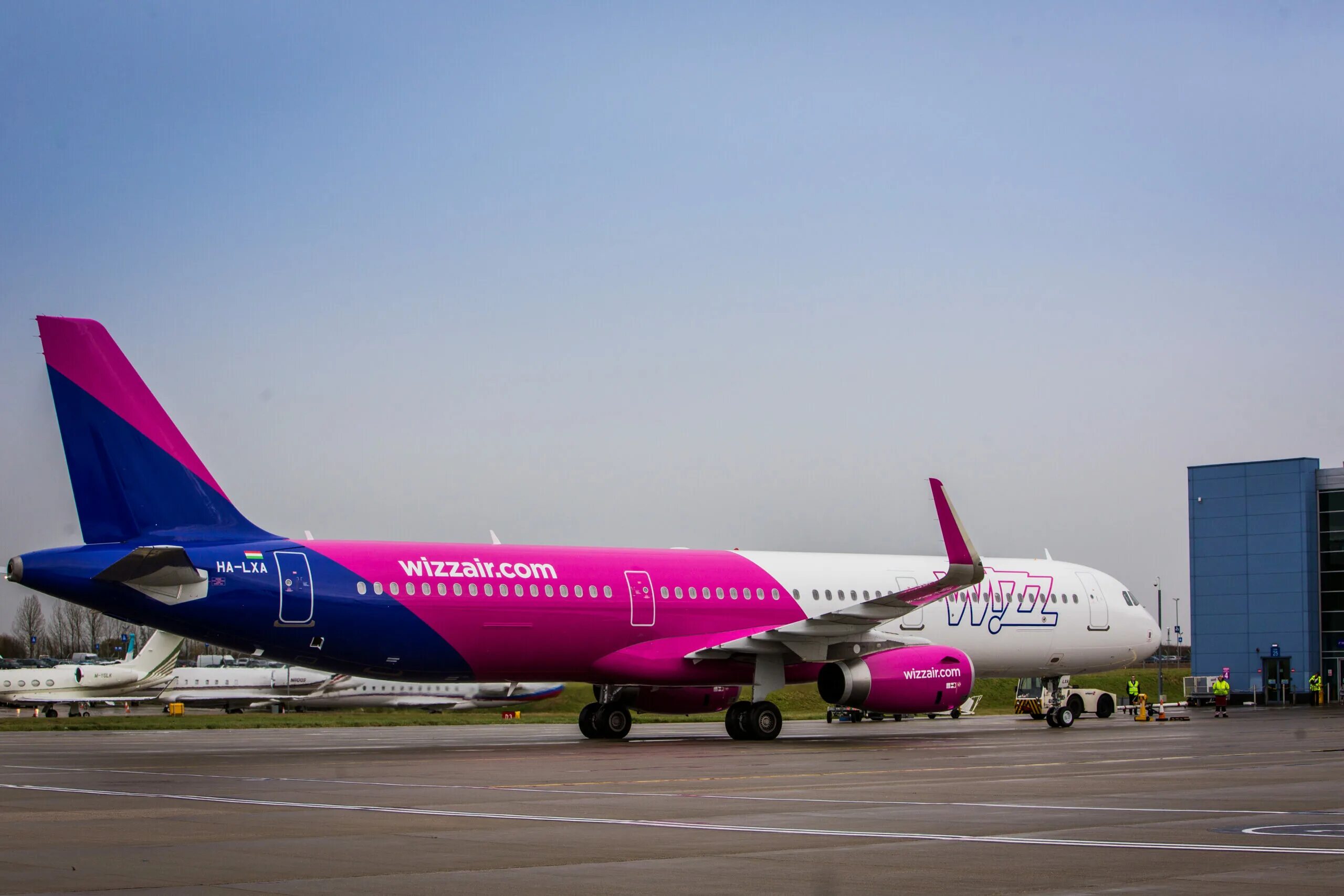 Wizzair москва. A321 Wizz Air. A321neo Wizz Air салон. Wizz Air Abu Dhabi самолеты. Wizz Air a321 TOLISS.